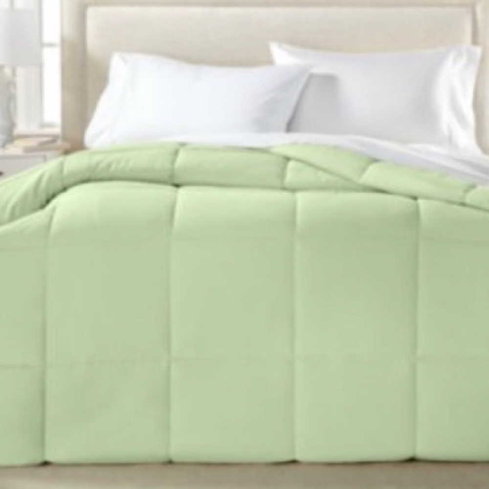 NWT Royal Luxe Color Hypoallergenic Down Alternative Light Warmth Comforter King